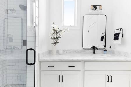 The Hadley House - Cozy Porch & Fenced In Backyard Holiday home *