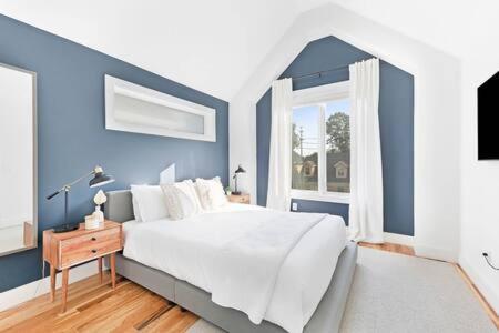 Holiday home The Hadley House - Cozy Porch & Fenced In Backyard *