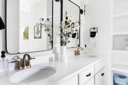 Holiday home The Hadley House - Cozy Porch & Fenced In Backyard