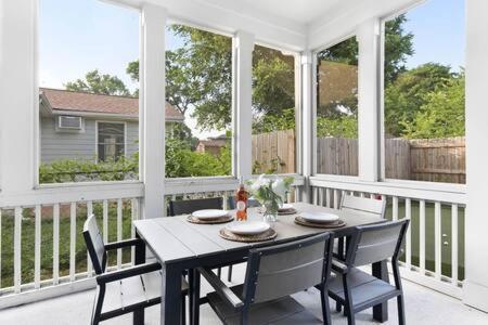 The Hadley House - Cozy Porch & Fenced In Backyard Holiday home