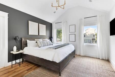 The Hadley House - Cozy Porch & Fenced In Backyard