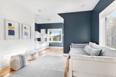 The Hadley House - Cozy Porch & Fenced In Backyard Holiday home *