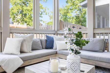 The Hadley House - Cozy Porch & Fenced In Backyard *