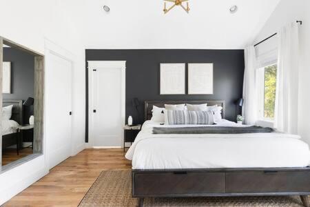 The Hadley House - Cozy Porch & Fenced In Backyard *