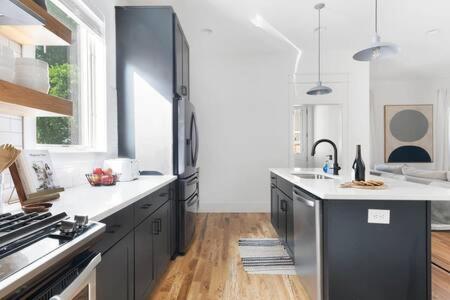 The Hadley House - Cozy Porch & Fenced In Backyard *