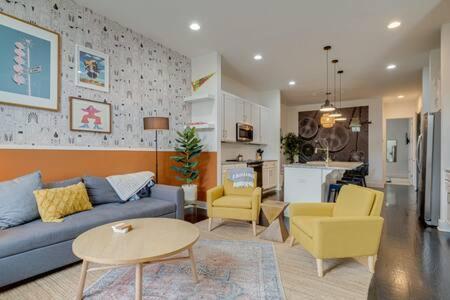 Stylish 4 Bed With Rooftop, Garage Near Hot Spots Less Than 5 Mins To Belmont, 10 Mins To Broadway, 24 Hour Hospitality Team, Perfect For Groups, Available For Long Term * Nashville
