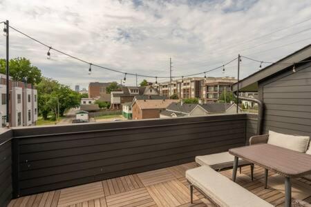 Holiday home Expansive Retreat With Rooftop Deck