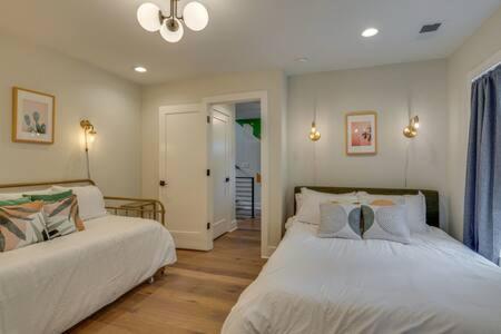 Expansive Retreat With Rooftop Deck Holiday home