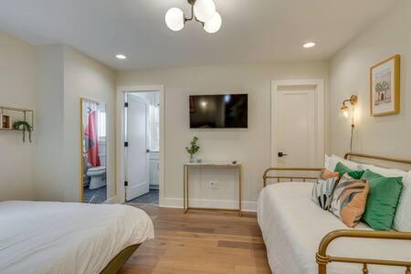 Expansive Retreat With Rooftop Deck Holiday home Nashville