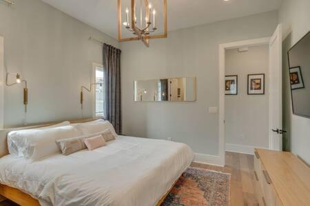 Expansive Retreat With Rooftop Deck Holiday home