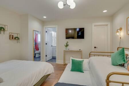 Expansive Retreat With Rooftop Deck Holiday home *