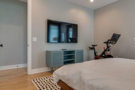 Stylish 4bed Retreat With Rooftop, Garage, Peloton, Sleeps 12, Fire Table, Gourmet Kitchen, Cozy Living Space, Dedicated Parking, Near Distilleries, Marathon Village & Nightlife, Chic Skyline Views, 24 Hour Hospitality Holiday home