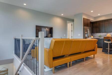 Stylish 4bed Retreat With Rooftop, Garage, Peloton, Sleeps 12, Fire Table, Gourmet Kitchen, Cozy Living Space, Dedicated Parking, Near Distilleries, Marathon Village & Nightlife, Chic Skyline Views, 24 Hour Hospitality Holiday home *