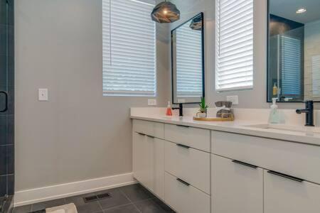 Stylish 4bed Retreat With Rooftop, Garage, Peloton, Sleeps 12, Fire Table, Gourmet Kitchen, Cozy Living Space, Dedicated Parking, Near Distilleries, Marathon Village & Nightlife, Chic Skyline Views, 24 Hour Hospitality * Nashville