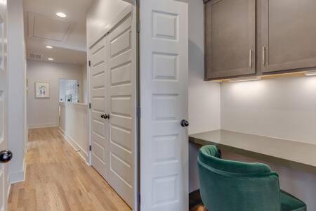 The Mansfield - Eastside Luxury, Walk To It Holiday home *
