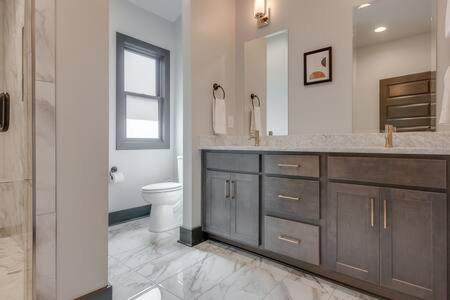The Mansfield - Eastside Luxury, Walk To It *
