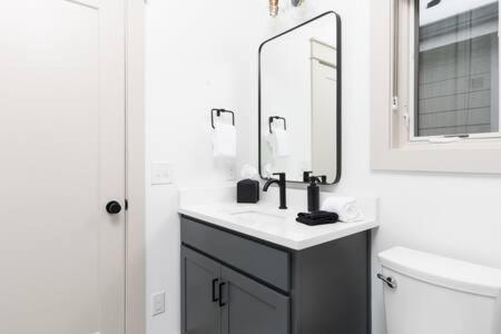 Holiday home The White House - Hot Tub 1 Mile To Broadway Nashville