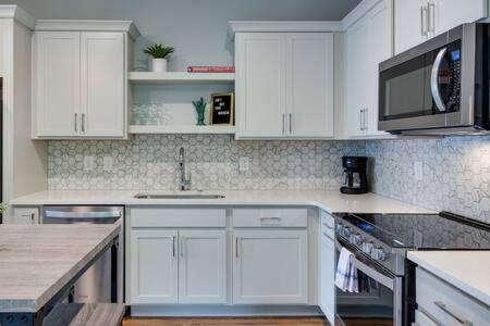 Townhouse - Walk To Food, Near Downtown! Holiday home *