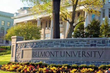 Expansive Near Belmont Holiday home Nashville