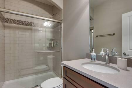 Spacious 4 King Belmont Home, 2 Living Rooms, Walk To Belmont & Vanderbilt, Large Dining Table, Smart Tvs, Parking, 24 Hr Hospitality, Near Music Row & Hillsboro Village Holiday home *