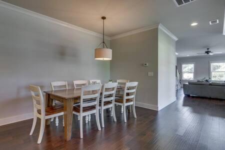 Holiday home Spacious 4 King Belmont Home, 2 Living Rooms, Walk To Belmont & Vanderbilt, Large Dining Table, Smart Tvs, Parking, 24 Hr Hospitality, Near Music Row & Hillsboro Village Nashville