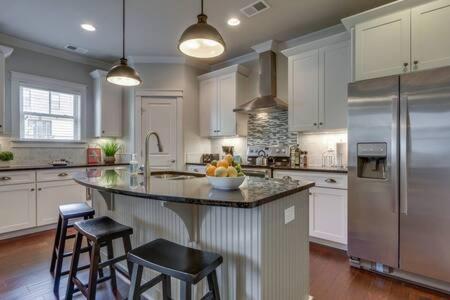 Spacious 4 King Belmont Home, 2 Living Rooms, Walk To Belmont & Vanderbilt, Large Dining Table, Smart Tvs, Parking, 24 Hr Hospitality, Near Music Row & Hillsboro Village Holiday home *