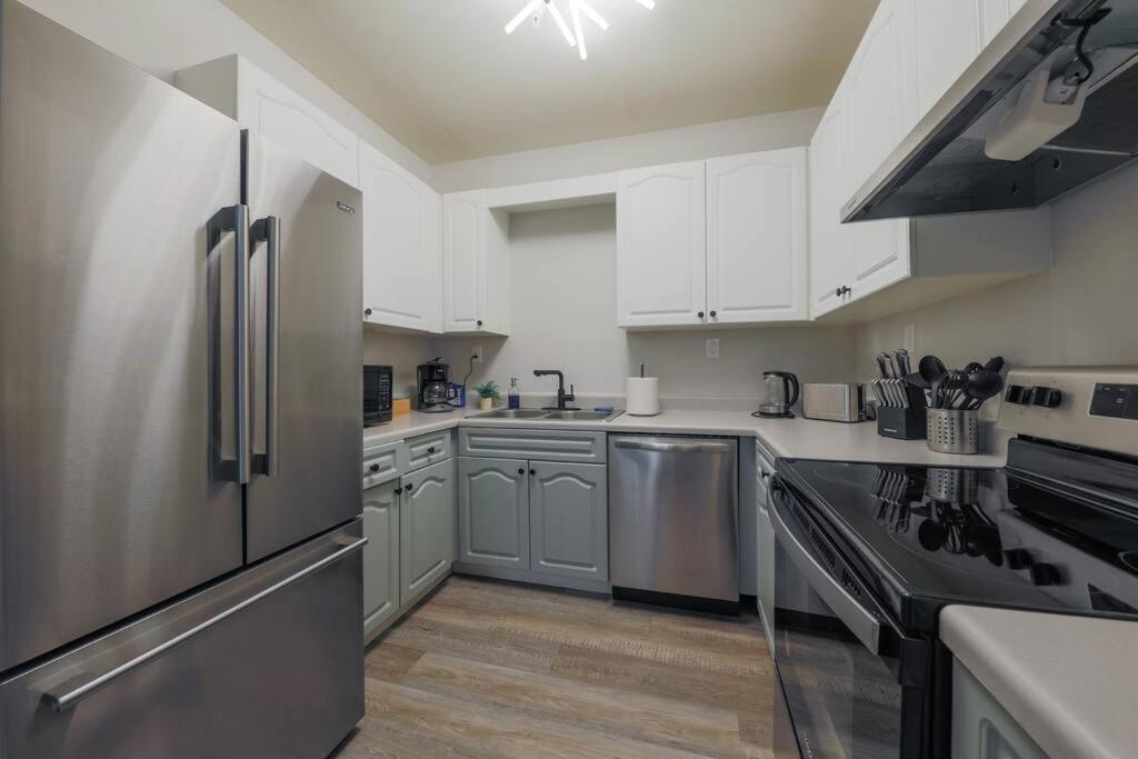 City-style Comfort 1br With King Bed And Optional Parking Close To Broadway, Downtown, Centennial Park Apartment *