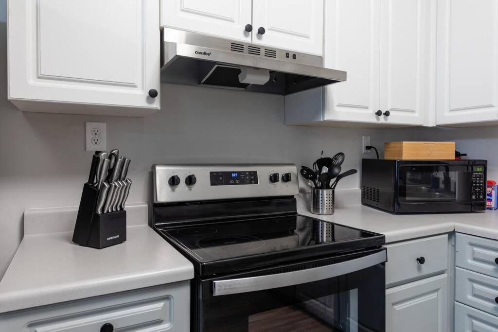 Cozy & 2br With Optional Parking Near Vanderbilt, Gulch & Honky Tonk Highway Apartment *