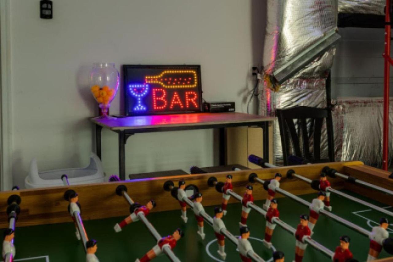 Holiday home Modern Townhome, Large Game With Ping Pong, 10min To Downtown! Sleeps 10! *