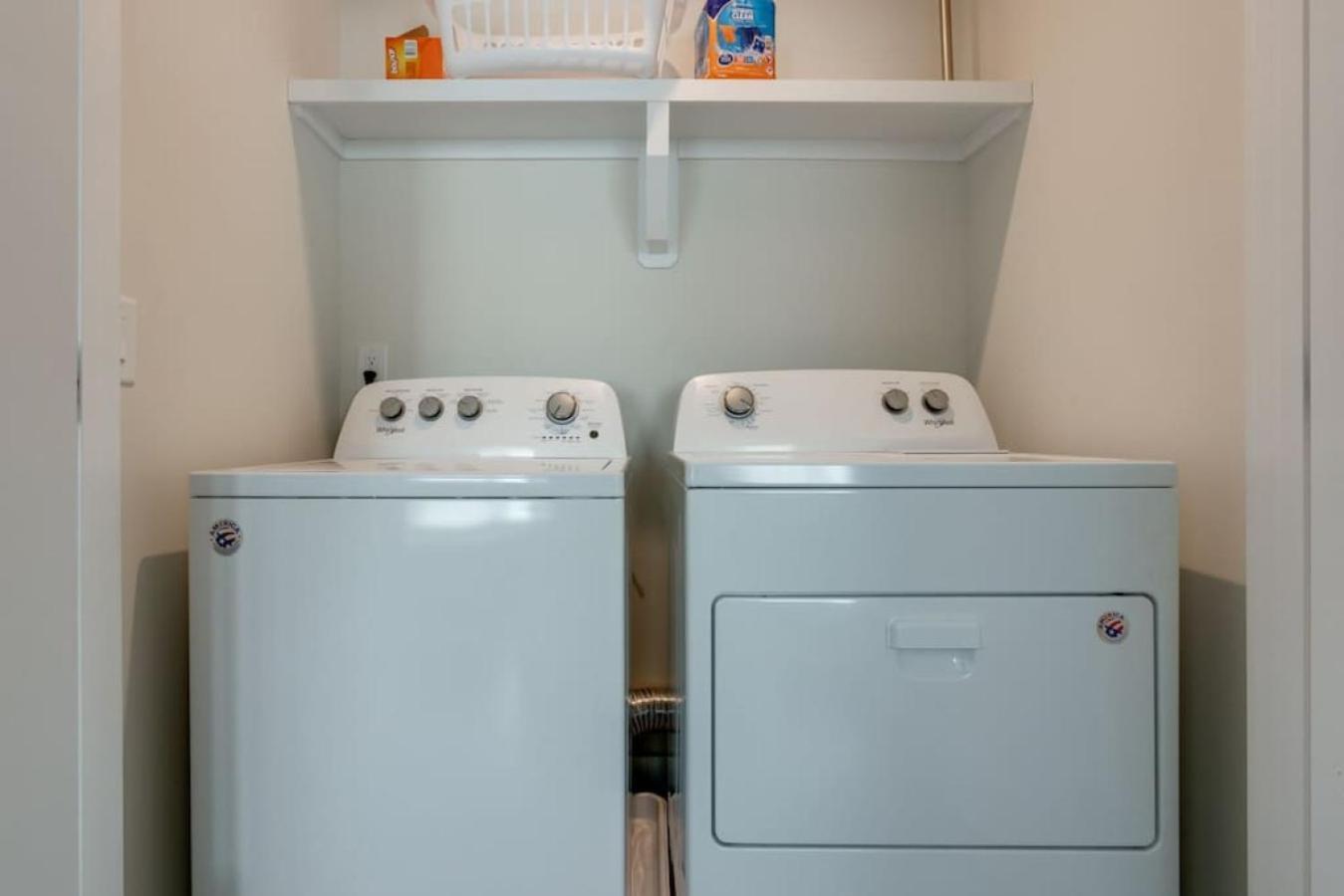 Holiday home Modern Townhome, Large Game With Ping Pong, 10min To Downtown! Sleeps 10!