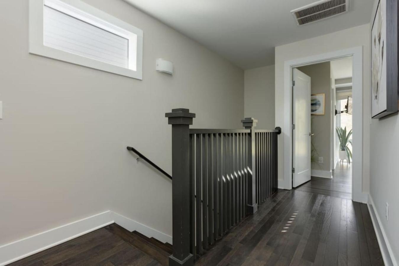 Holiday home Modern Townhome, Large Game With Ping Pong, 10min To Downtown! Sleeps 10! Nashville