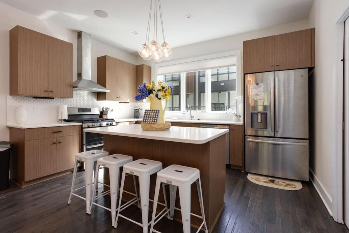 Holiday home Modern Townhome, Large Game With Ping Pong, 10min To Downtown! Sleeps 10!