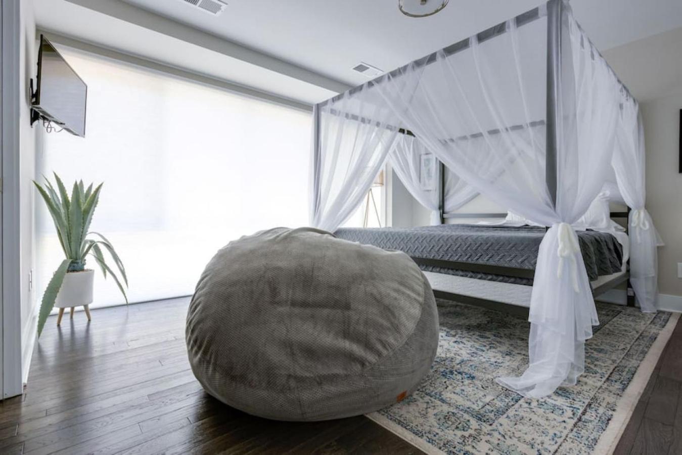 Modern Townhome, Large Game With Ping Pong, 10min To Downtown! Sleeps 10! Holiday home Nashville