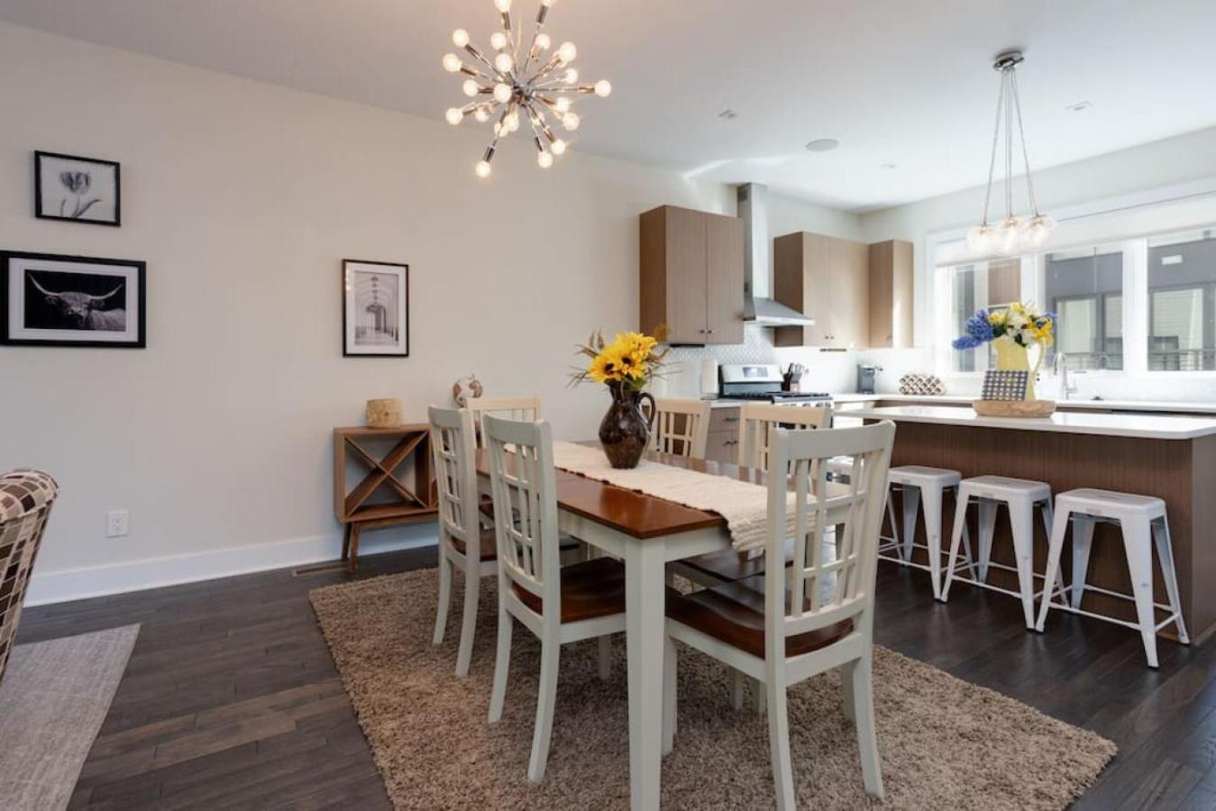 Modern Townhome, Large Game With Ping Pong, 10min To Downtown! Sleeps 10! Holiday home