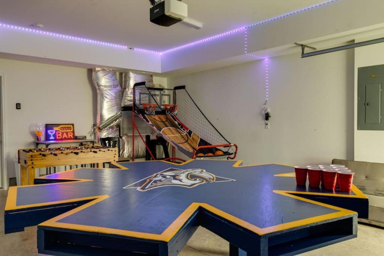 Holiday home Modern Townhome, Large Game With Ping Pong, 10min To Downtown! Sleeps 10!