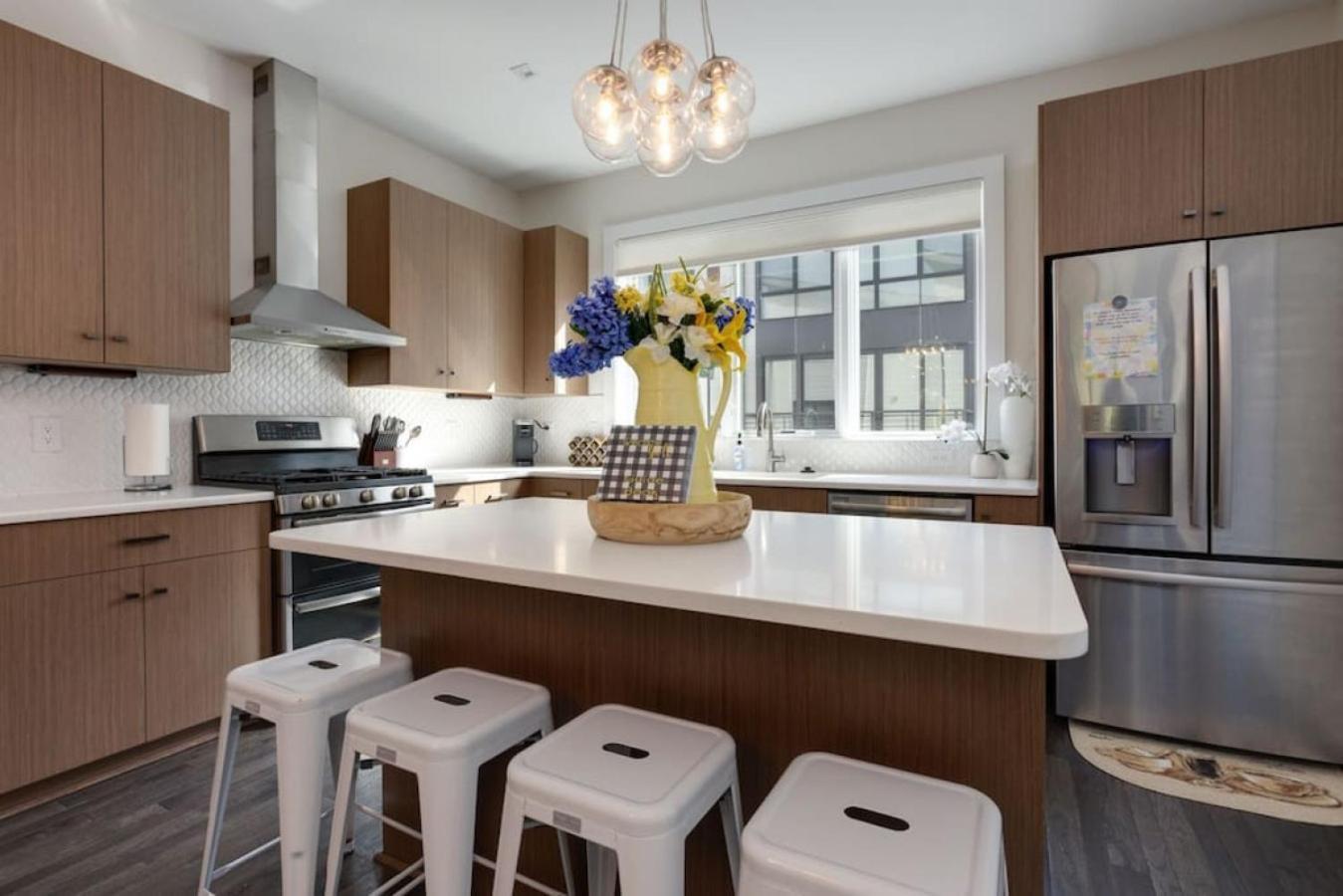 Modern Townhome, Large Game With Ping Pong, 10min To Downtown! Sleeps 10! Holiday home