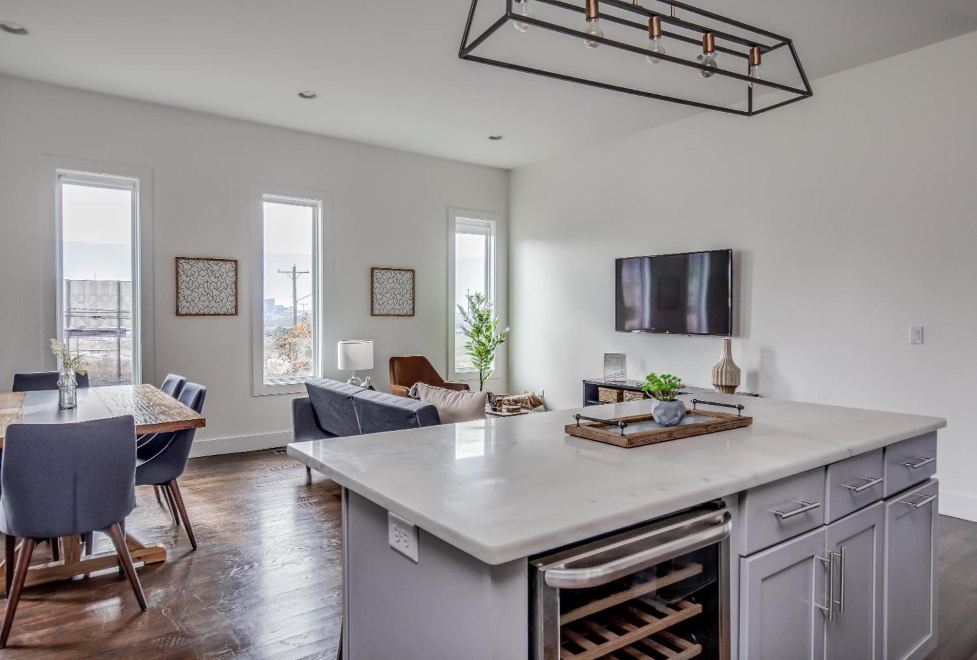 Whiskey House With Rooftop Golf, Views! 8min To Downtown! Sleeps 9! Holiday home *