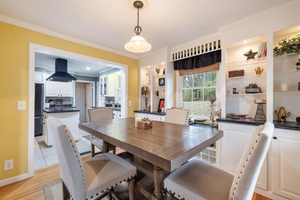 Hillside Hot Tub Hideaway! King Bed / Fire Pit Nashville