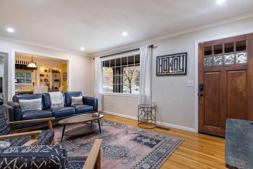 Hillside Hot Tub Hideaway! King Bed / Fire Pit