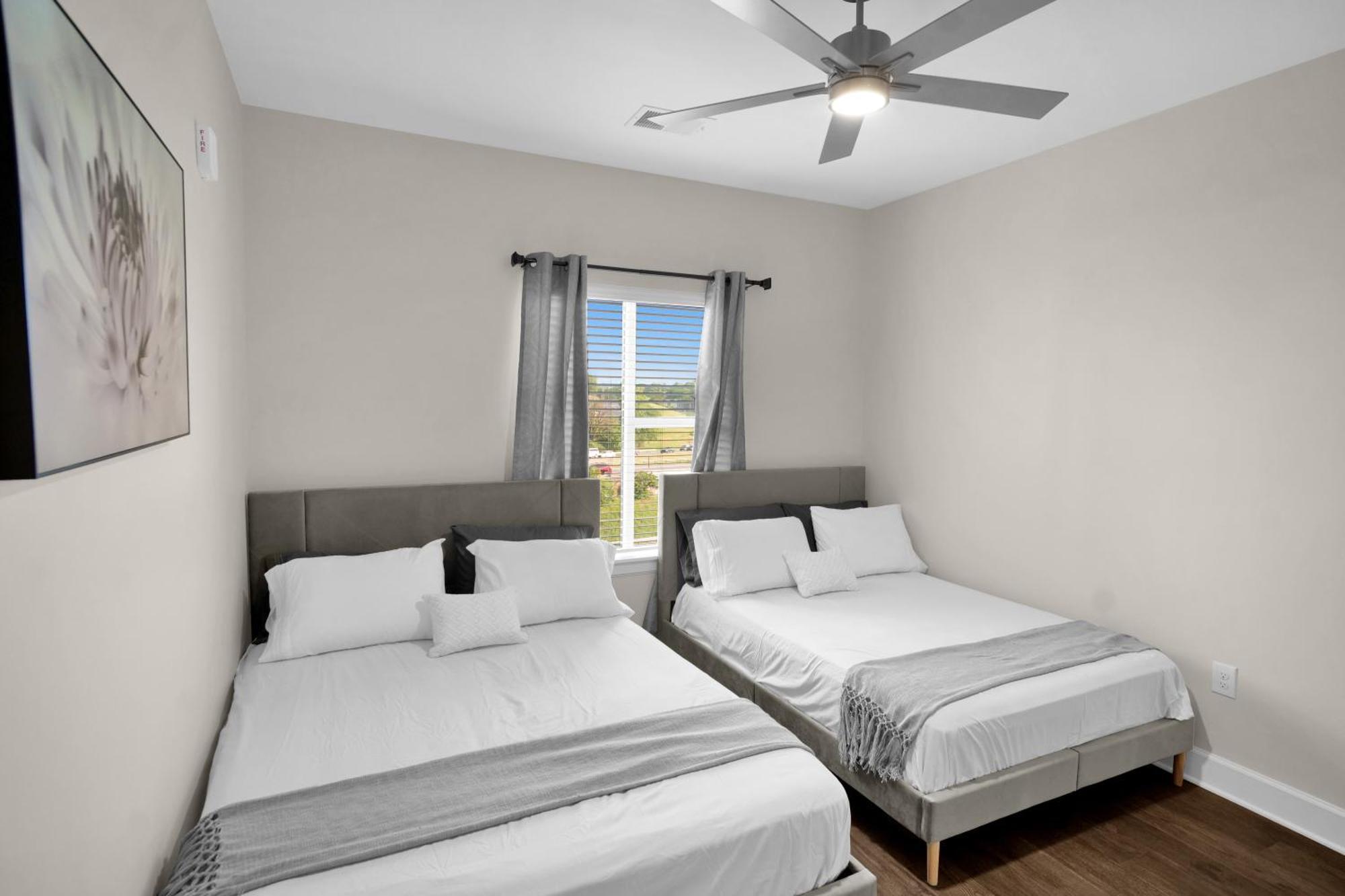 Spacious Castle W Gym Pool Free Parking I Walk To Dowtown N Broadway * Nashville