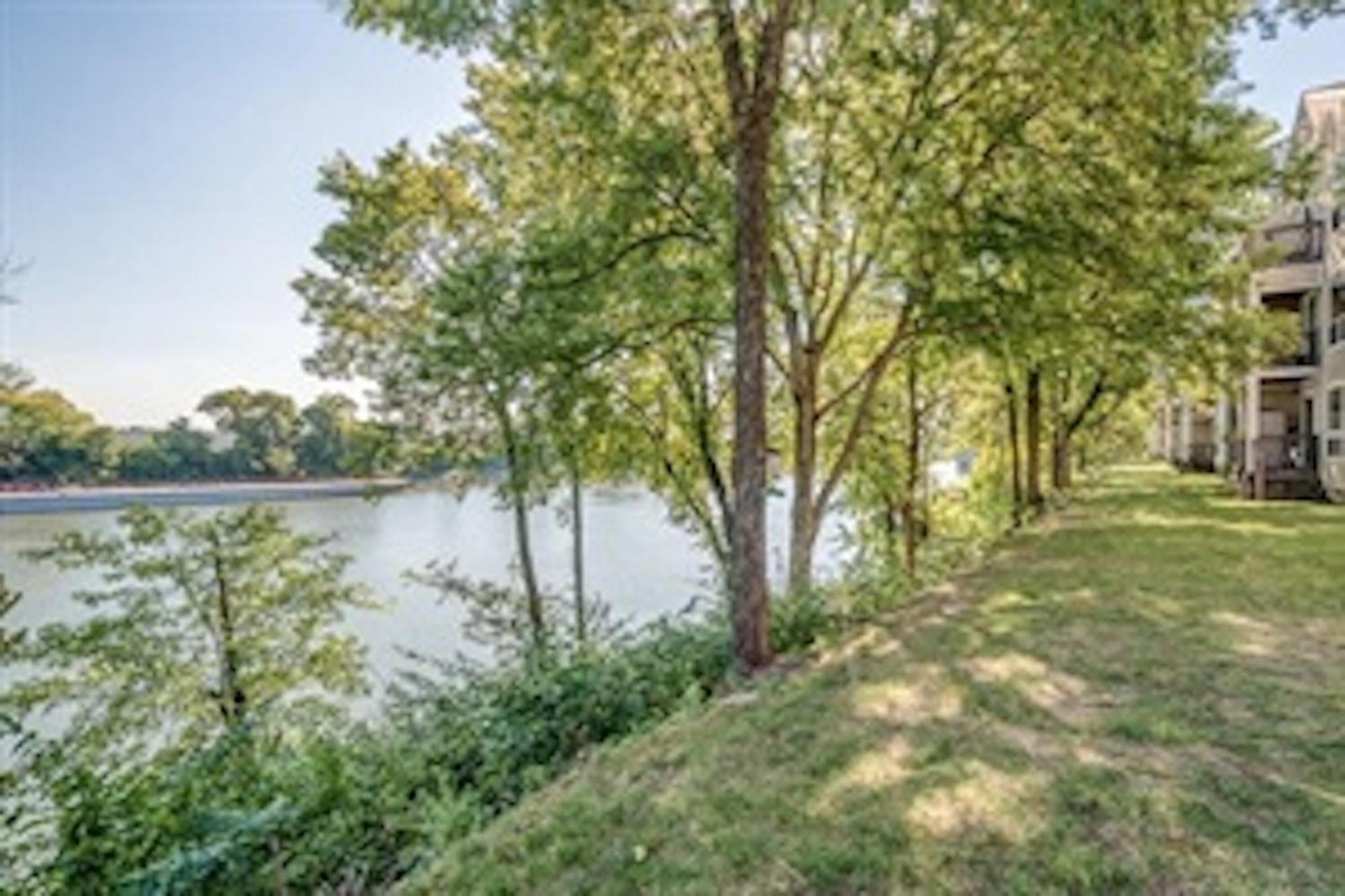 Beautiful Downtown By The River-1012