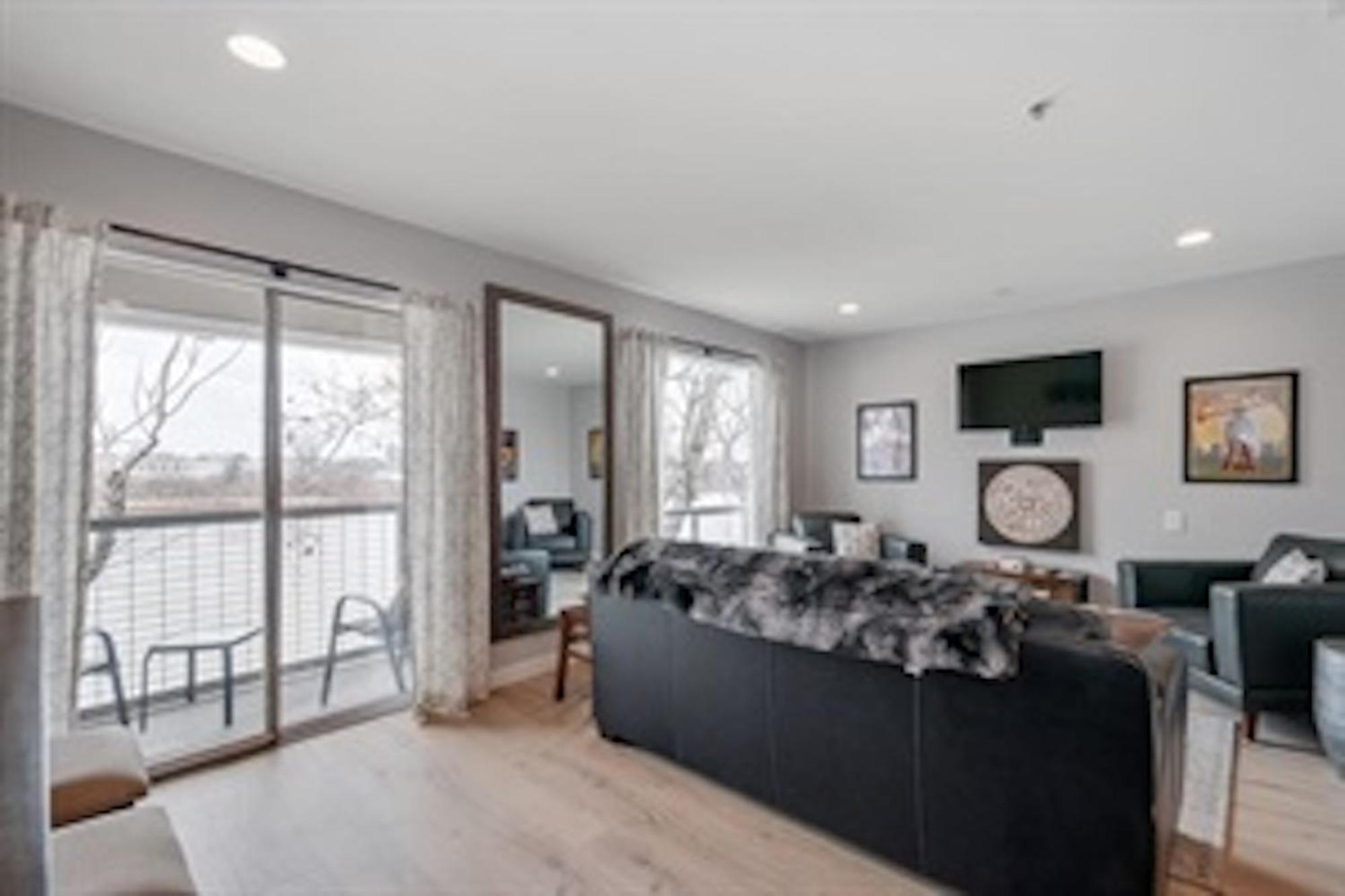 Beautiful Downtown By The River-1012 Apartment *