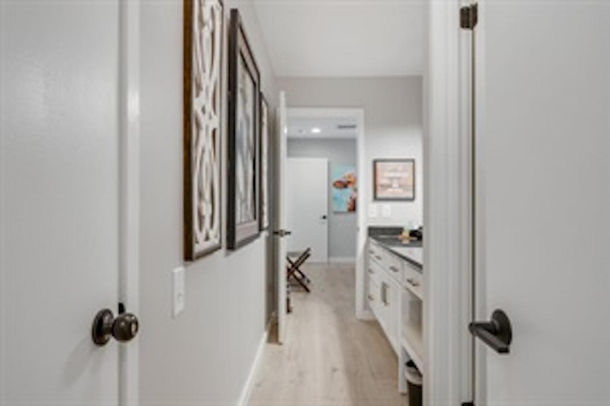 Beautiful Downtown By The River-1012 Apartment