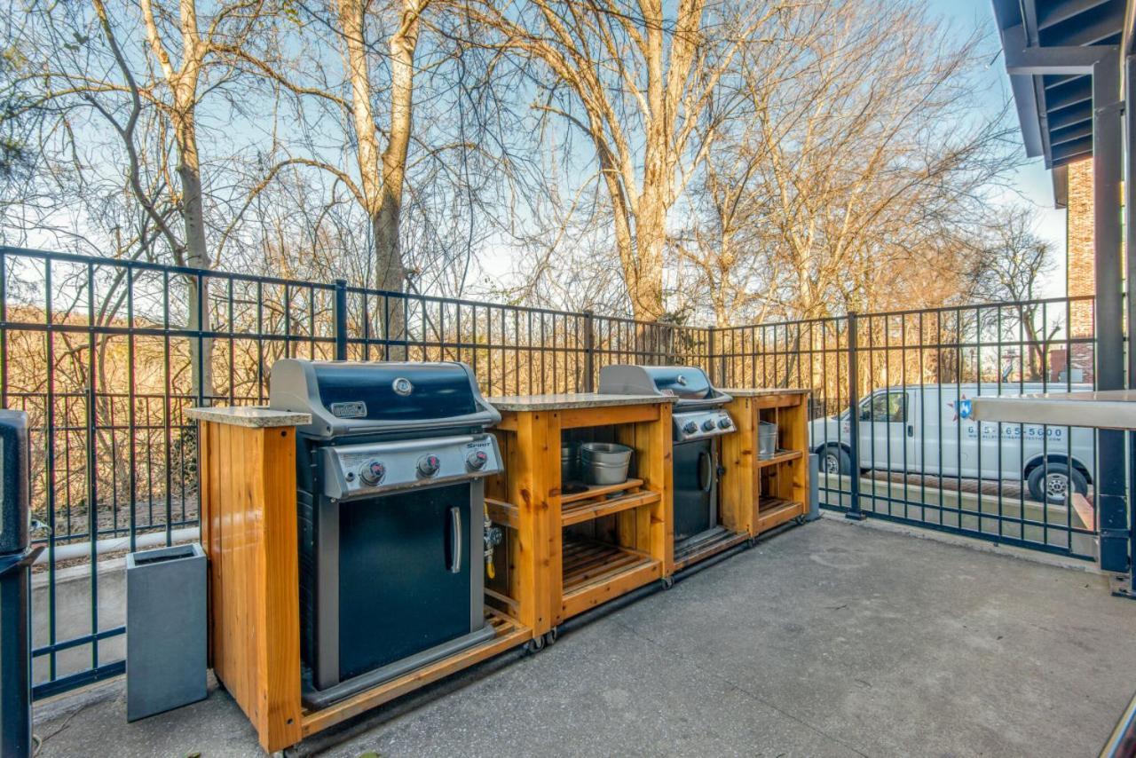 Holiday home One-of-a-kind! Roll Up Garage Door-pool, Speakeasy