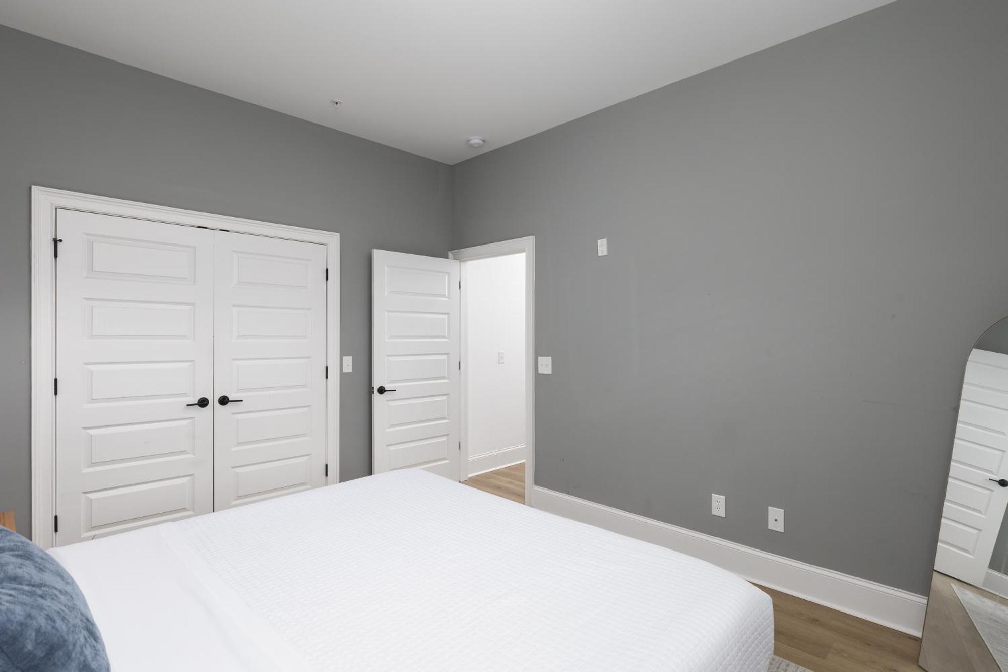 Stunning Spacious 6 Beds, 2 Bedroom In Walkable Area Apartment
