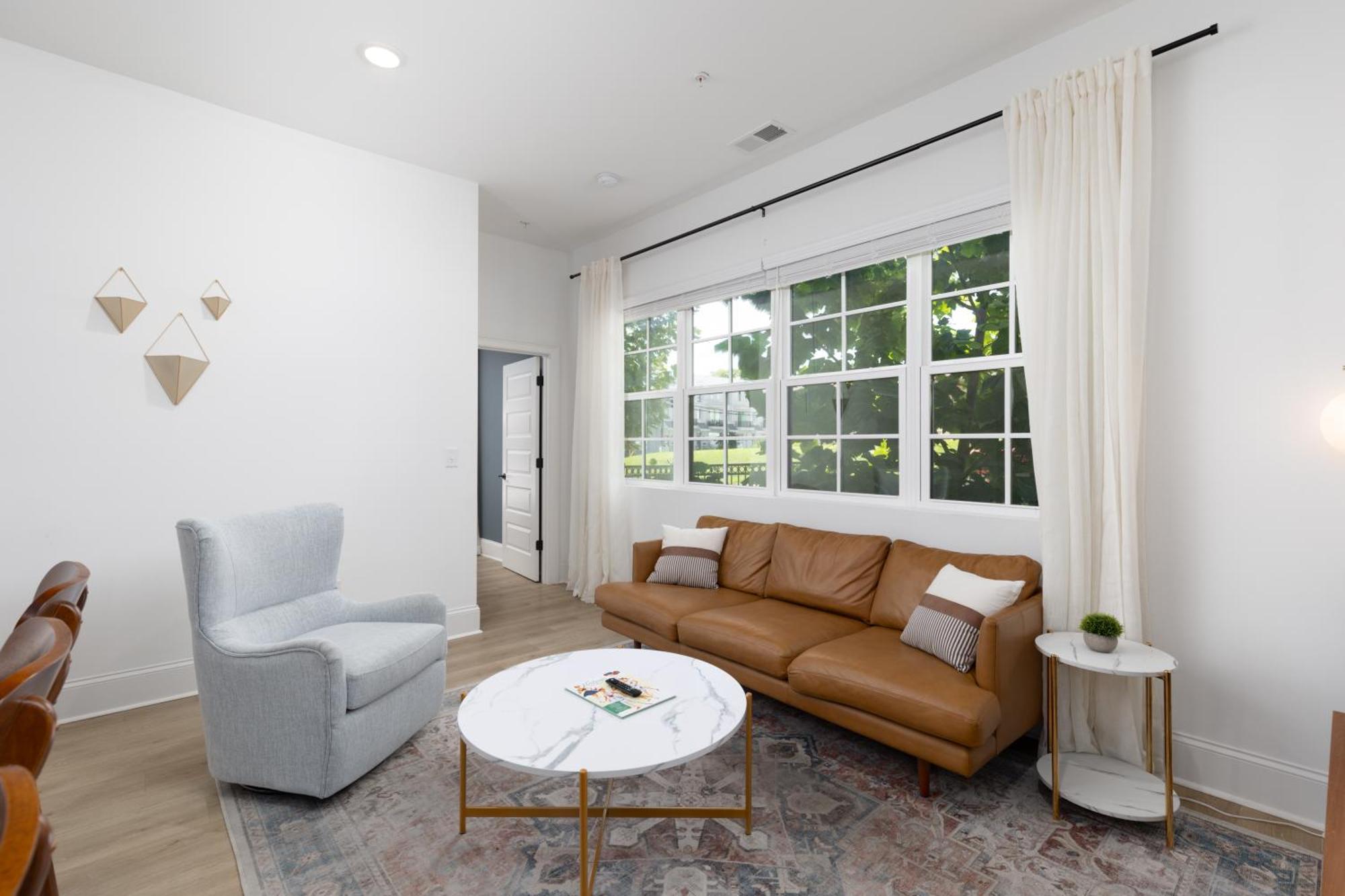 Chic 5 Bed, 2 Bedroom Free Parking - 3 Miles To Broadway Apartment *
