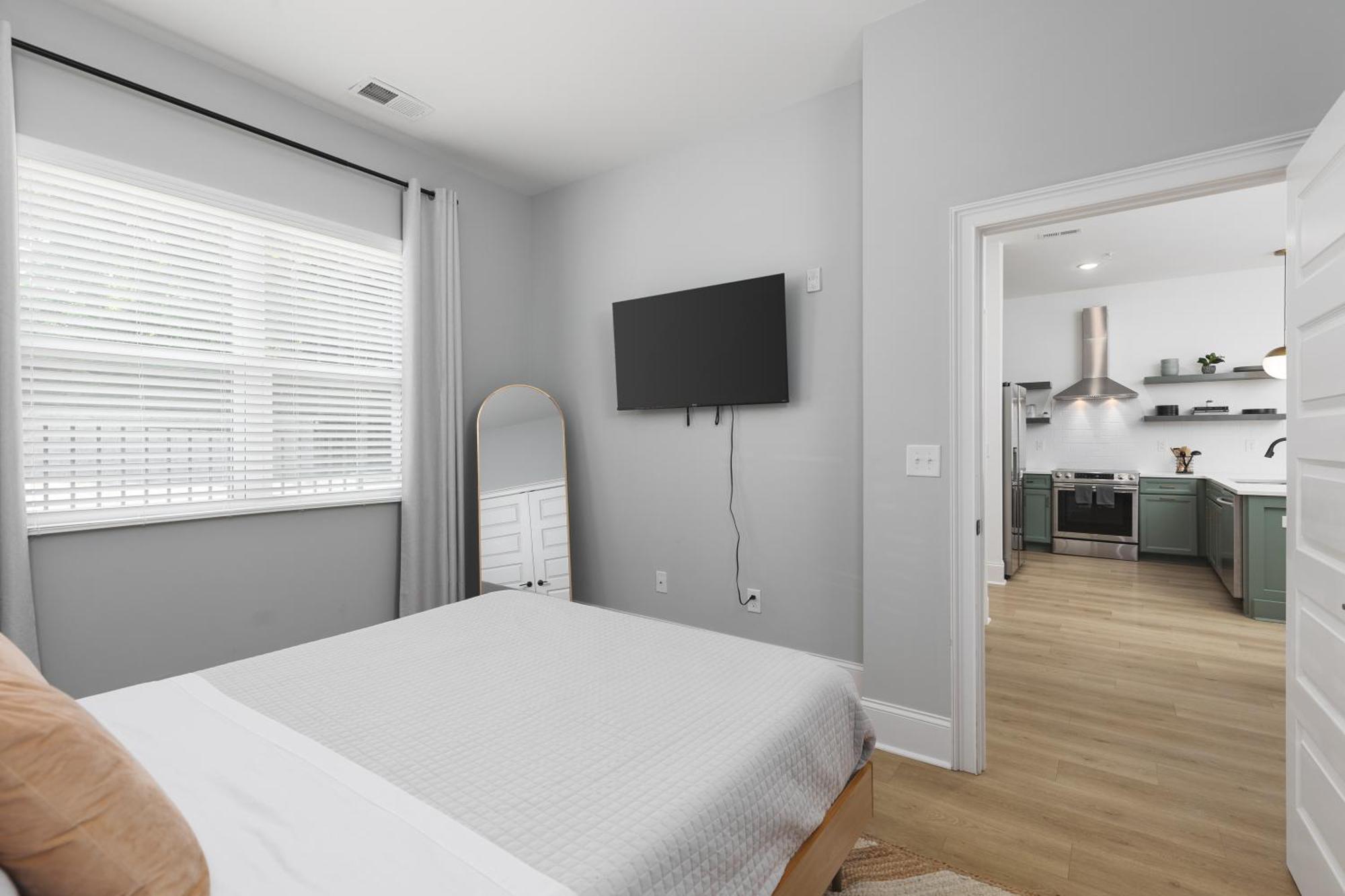 Luxury Design Condo, Close To Downtown Broadway & Coffee *