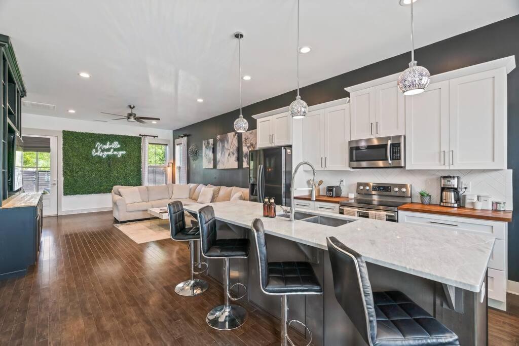 Holiday home King Bed, Balcony, Covered Patio & Firepit! 8 Minutes From Broadway Nashville