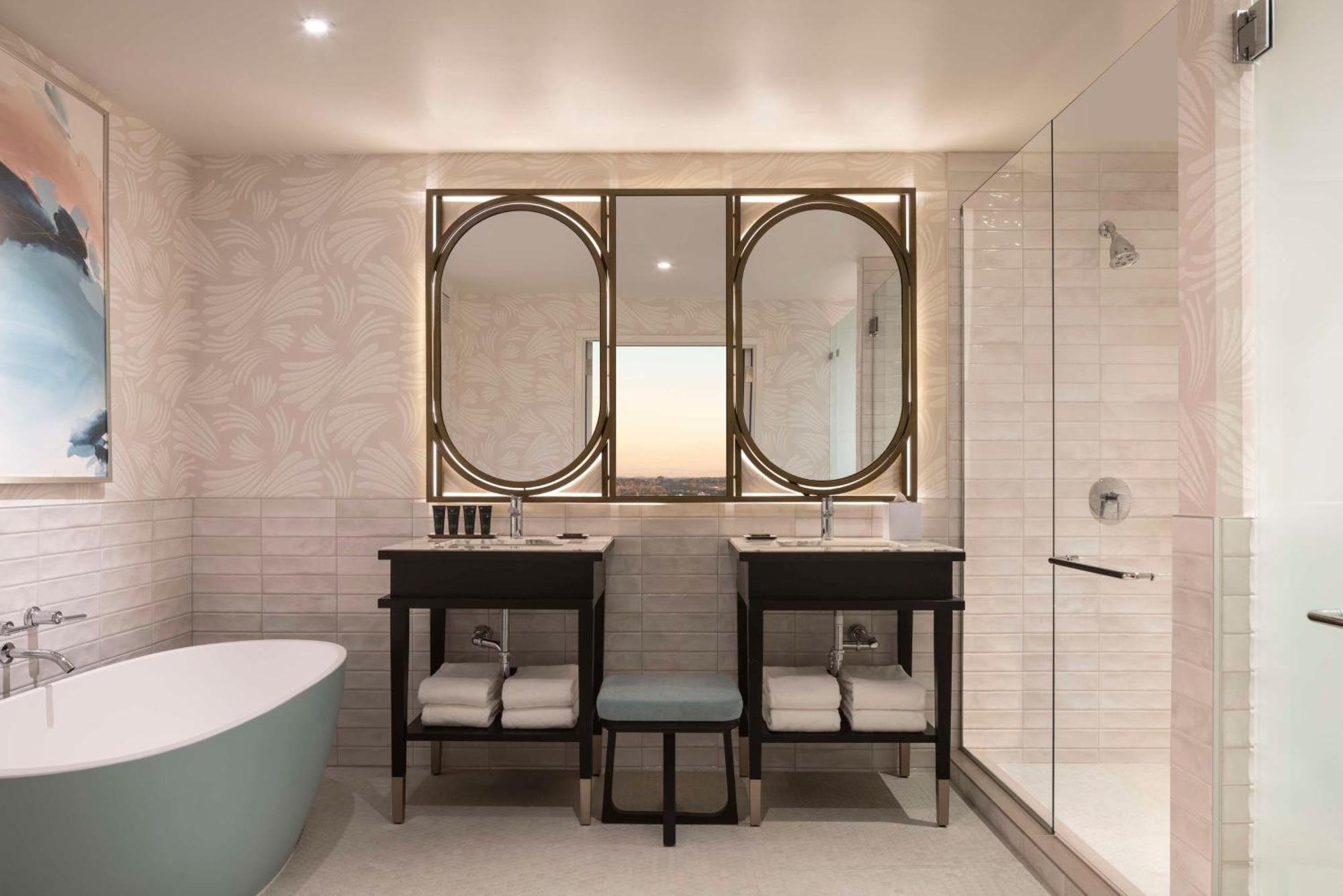 Hyatt Centric Downtown 5*