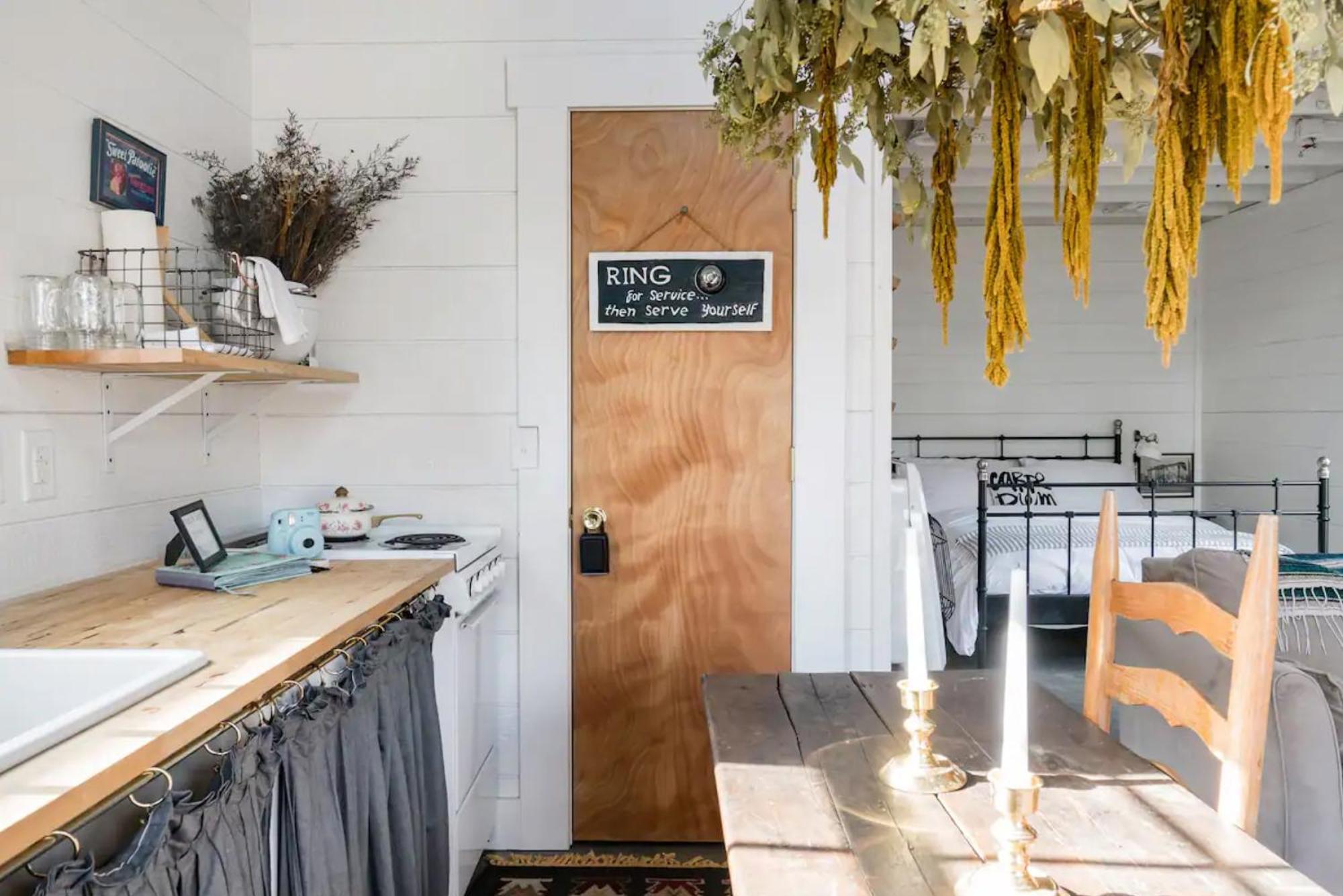 Hip, Cozy With A Fire Pit In Cleveland Park Holiday home